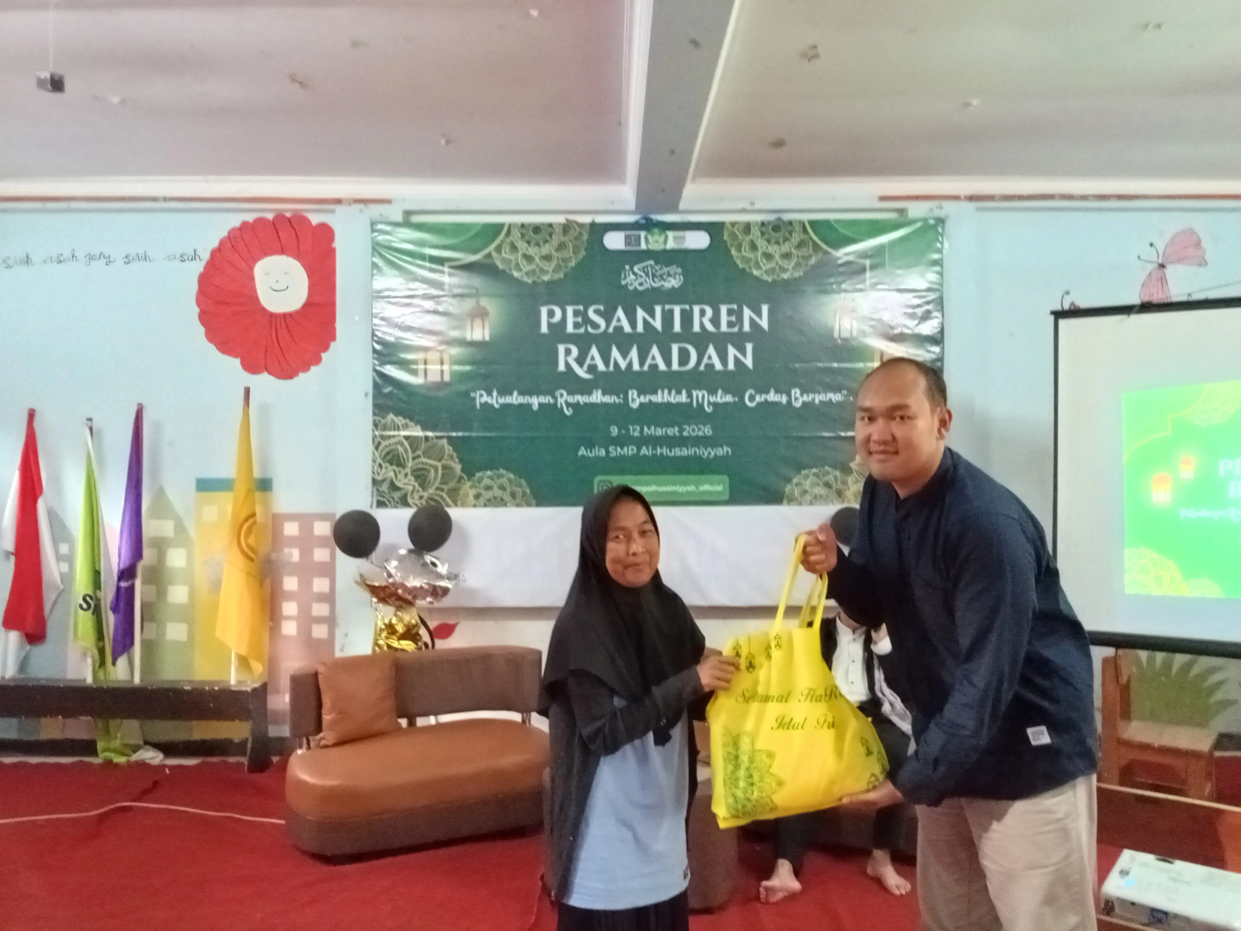 Pererat Silaturahmi, SMP Al-Husainiyyah Gelar Aksi Sosial Berbagi Sembako hingga Sayuran Gratis